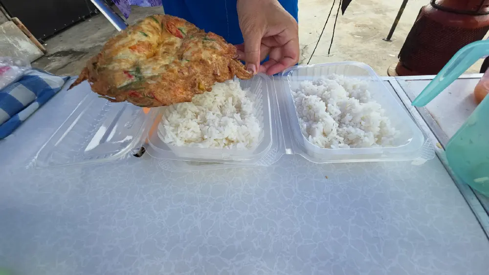 ข้าวไข่เจียวอุทัยธานีแบกทุนไข่ไก่แพง ตรึงราคาเดิมช่วยลูกค้า
