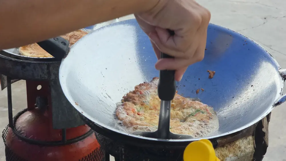 ข้าวไข่เจียวอุทัยธานีแบกทุนไข่ไก่แพง ตรึงราคาเดิมช่วยลูกค้า