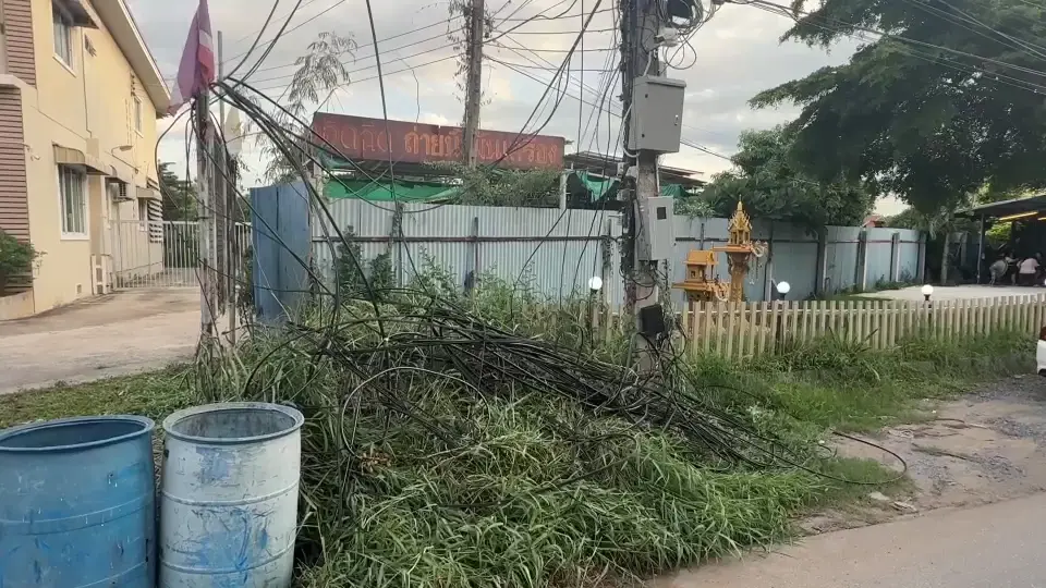 ชาวบ้านโวยสายสื่อสารตัดทิ้งกองขวางซอยโพสะ 25 ผวาไฟฟ้ารั่ว