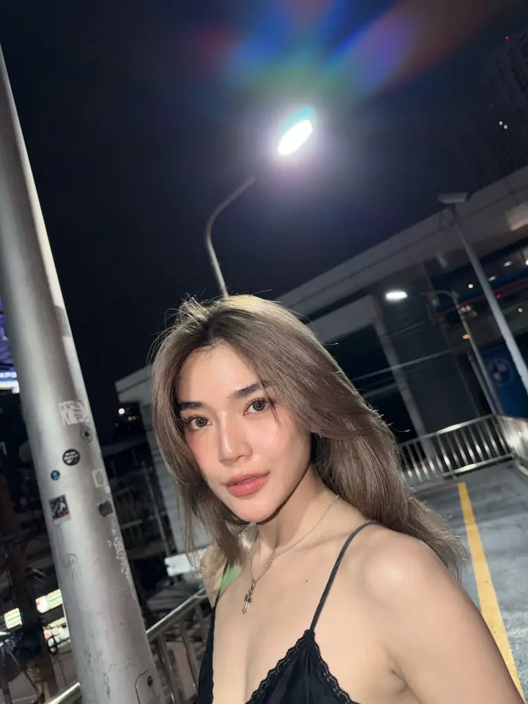 "เลดี้ปราง" เปิดโหมดแซ่บ ถ่ายแฟลชกลางสะพานลอย ลุคนี้สวยแพงมาก