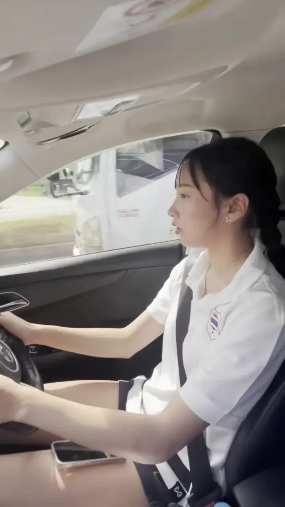 ปลื้มใจสุดๆ " ลูกสาว "ตุ๊ก ชนกวนันท์" วัย 18 ขับรถส่งแม่ทำงาน 