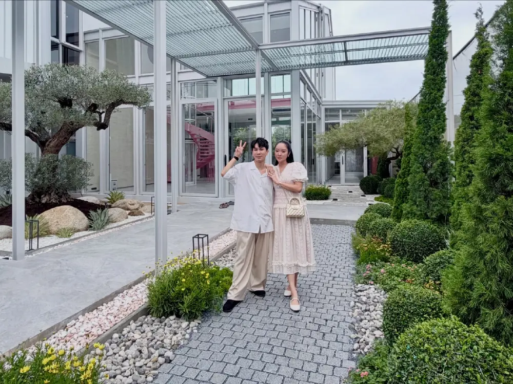 สร้างจากน้ำพักน้ำแรง! "แก้มบุ๋ม-พีท" เผยโฉมบ้านสองชั้นหลังงาม