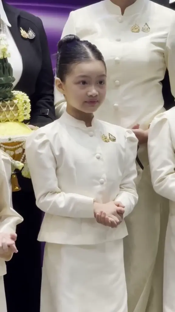 "น้องวีจิ" ในวัย 7 ขวบ ร่วมถวายพระพร มารยาทงามสมเป็นลูกพ่อหนุ่ม 