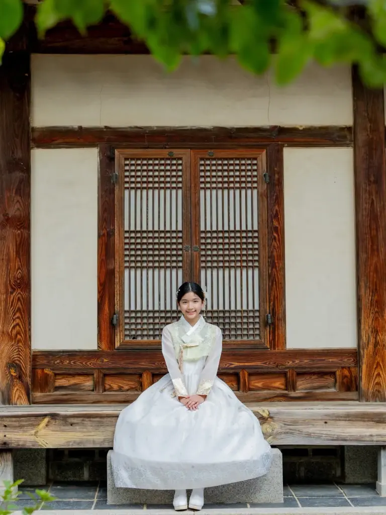 "น้องมะลิ"  ลูกสาวแม่โบว์  สวมชุดฮันบก โตเป็นสาวสวยละมุนมาก