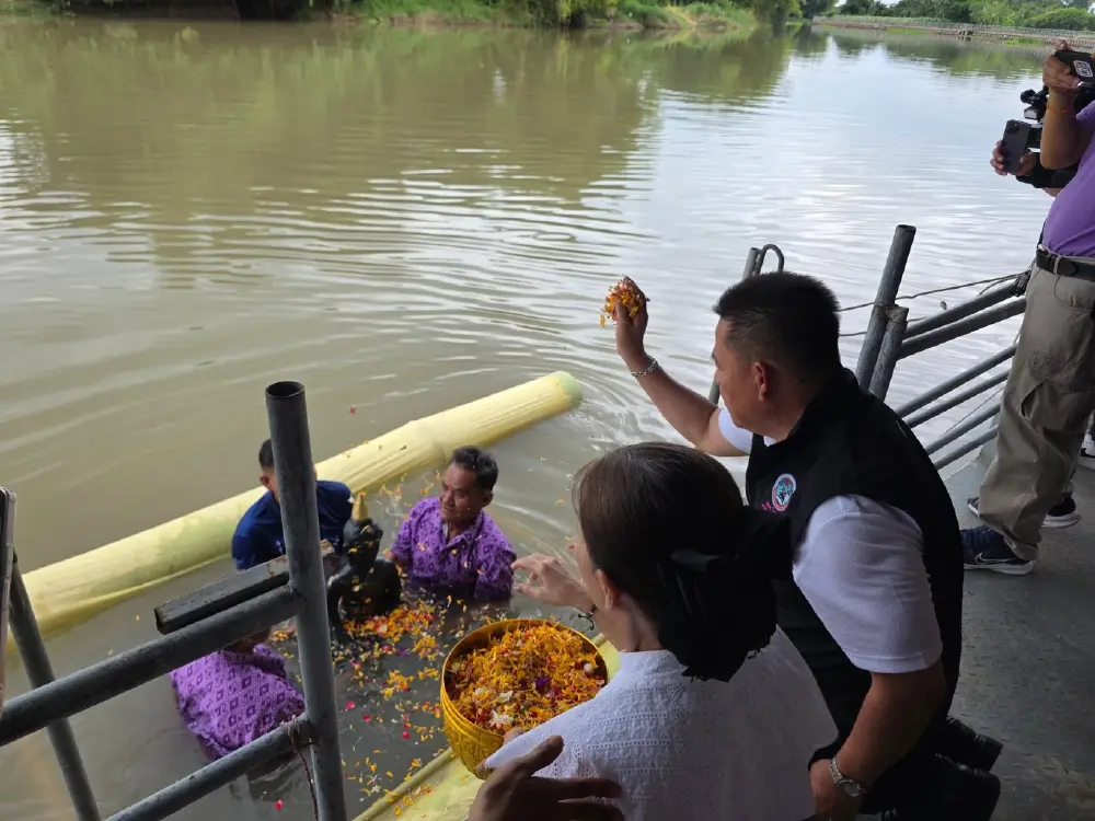 ส่องเลขมงคล เลขหางประทัด พิธีอุ้มหลวงพ่อดำ ลงสรงแม่น้ำท่าจีน