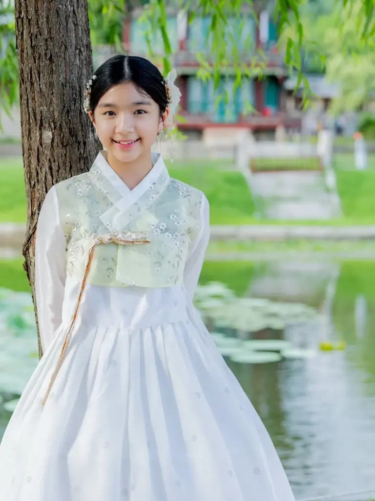 "น้องมะลิ"  ลูกสาวแม่โบว์  สวมชุดฮันบก โตเป็นสาวสวยละมุนมาก