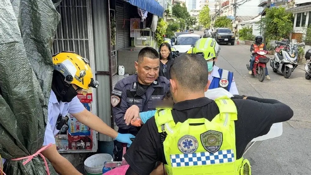 ส่องเลขบ้าน สาวคลอดลูกแฝดในห้องน้ำ ตำรวจเร่งช่วยทันเวลา
