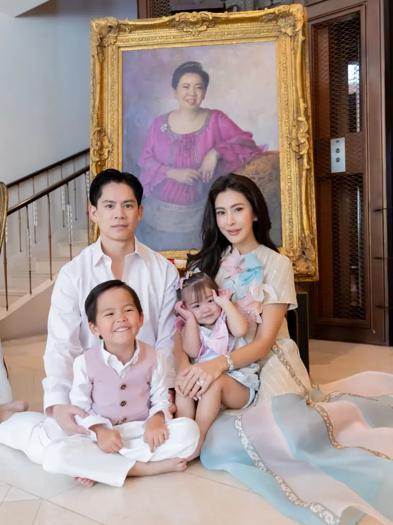 โมเมนต์ทัชใจ! "กรณ์-ศรีริต้า" ทำบุญระลึกถึงคุณหญิงพรทิพย์ 