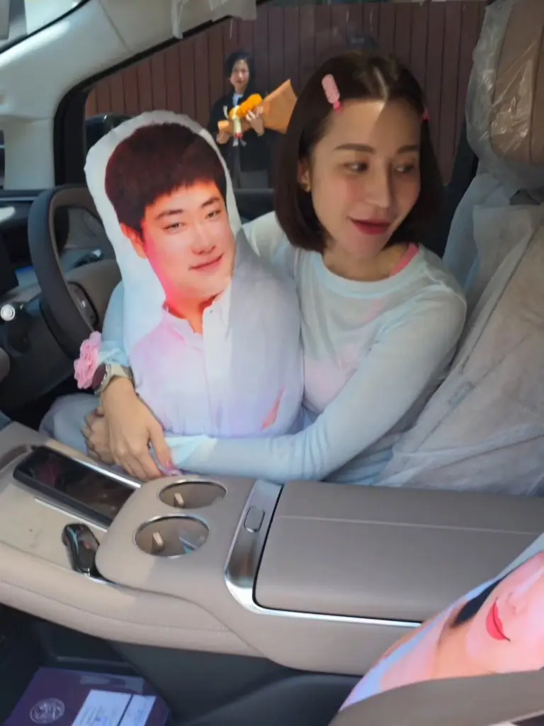 "เอ็ม บุษราคัม" อวดรถหรูสามีเปย์รับ-ส่งลูก   แห่ส่องเลขทะเบียน 