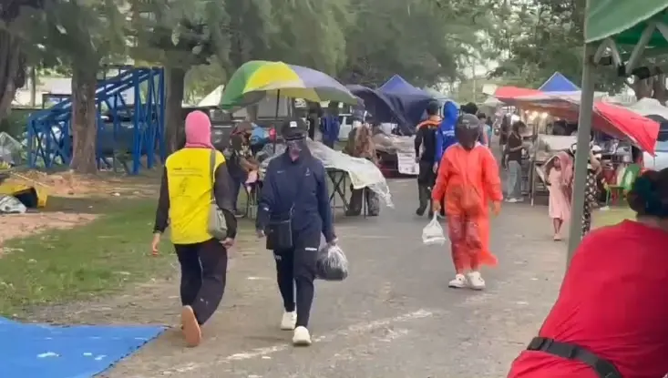 ฝนกระหน่ำตลาดคลองถมสุรินทร์ พ่อค้าแม่ค้าเก็บของโกลาหล