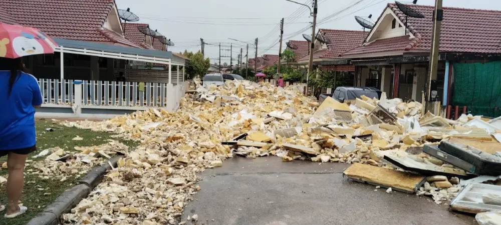 ฝนถล่มบ่อวินซัดกำแพงโรงงานพัง ขยะโฟมทะลักเกลื่อนหมู่บ้าน