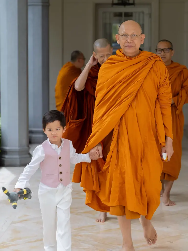 โมเมนต์ทัชใจ! "กรณ์-ศรีริต้า" ทำบุญระลึกถึงคุณหญิงพรทิพย์ 