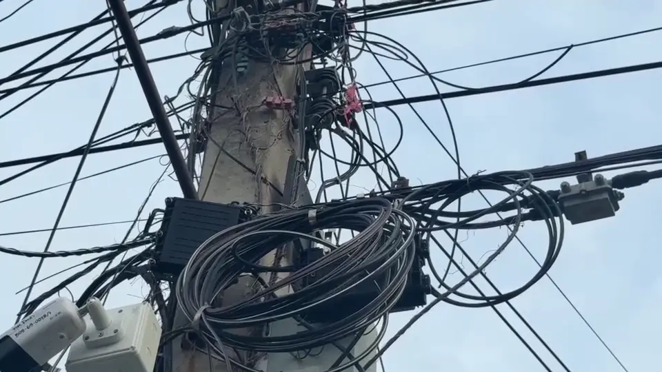 ชาวบ้านโวยสายสื่อสารตัดทิ้งกองขวางซอยโพสะ 25 ผวาไฟฟ้ารั่ว