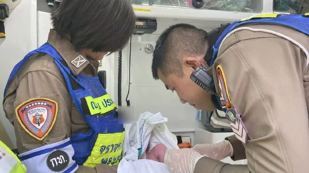 ส่องเลขบ้าน สาวคลอดลูกแฝดในห้องน้ำ ตำรวจเร่งช่วยทันเวลา