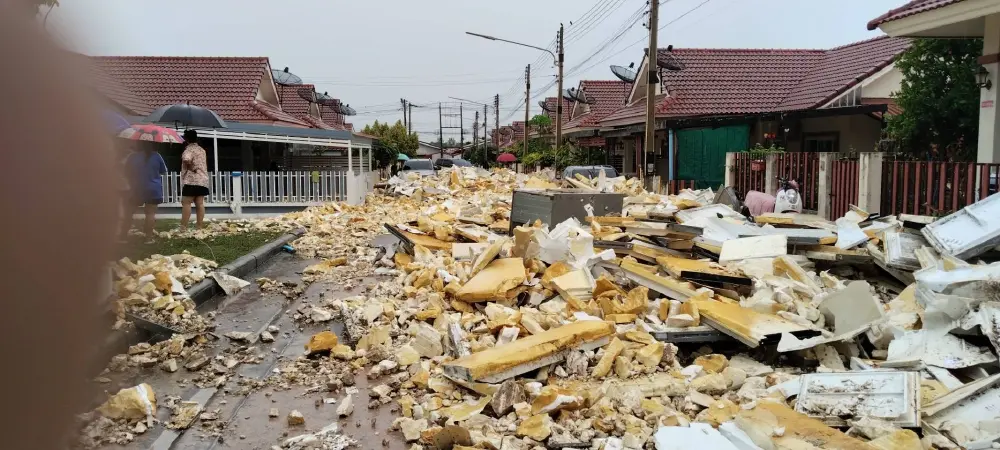 ฝนถล่มบ่อวินซัดกำแพงโรงงานพัง ขยะโฟมทะลักเกลื่อนหมู่บ้าน