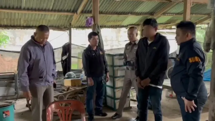 ฉุนสุนัขเห่า รำคาญคว้าไม้ฟาดคอเพื่อนดับคาที่