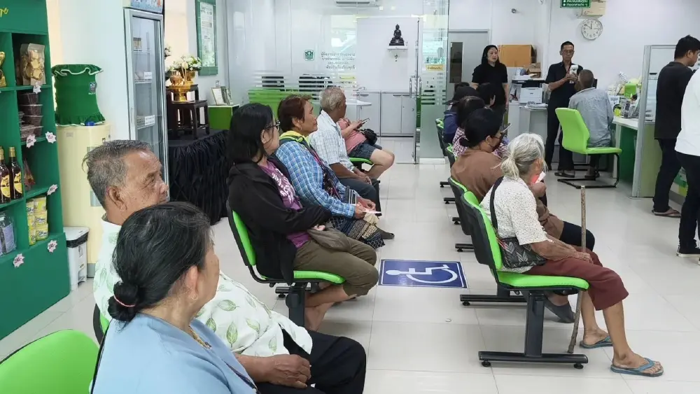 ยายวัย 86 เดินเท้า 1 กม. สู้เพื่อตา หลังถูกตัดสิทธิ์บัตรคนจน!