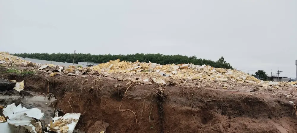 ฝนถล่มบ่อวินซัดกำแพงโรงงานพัง ขยะโฟมทะลักเกลื่อนหมู่บ้าน