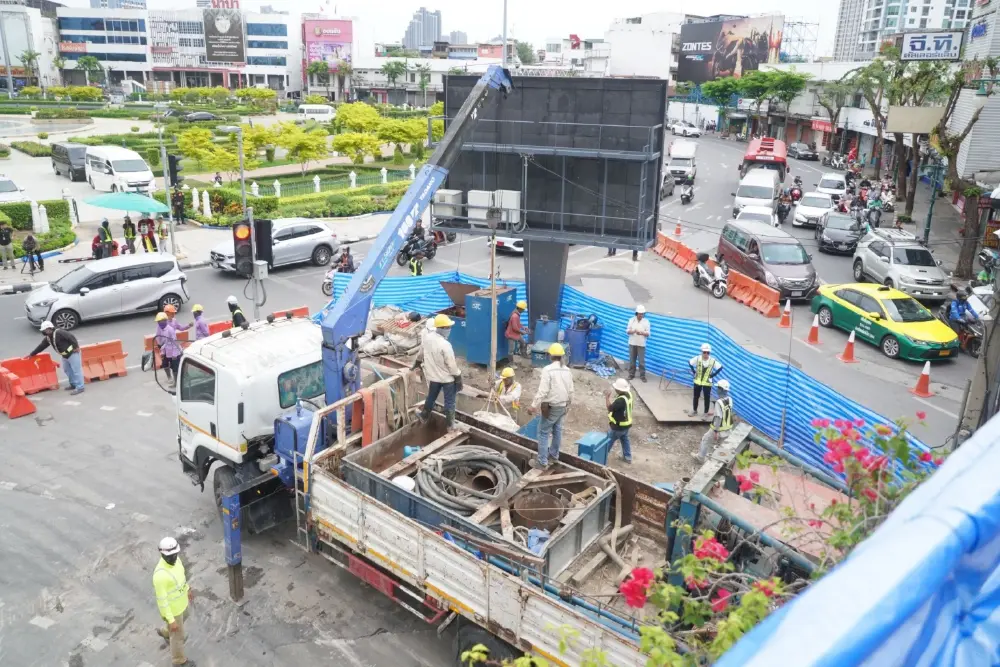 อธิบดีกรมโยธาฯ นำทีมวิศวกรลงพื้นที่วงเวียนใหญ่ เฝ้าระวังการทรุดตัวของโครงสร้างอาคาร