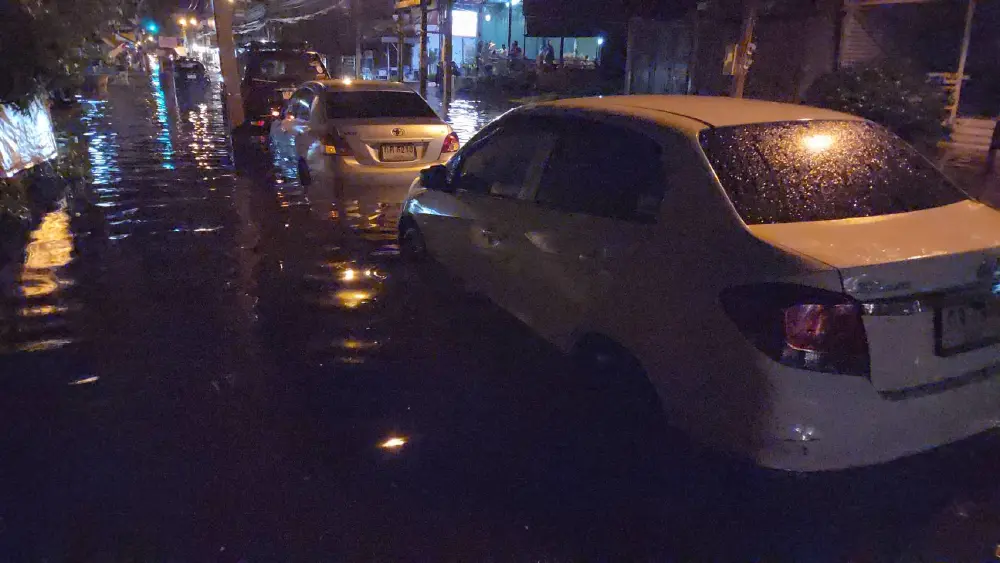 วิกฤตหนัก บุรีรัมย์ ฝนตกไม่ถึงชั่วโมง ทะลักท่วมบ้าน-รถดับจมน้ำ!