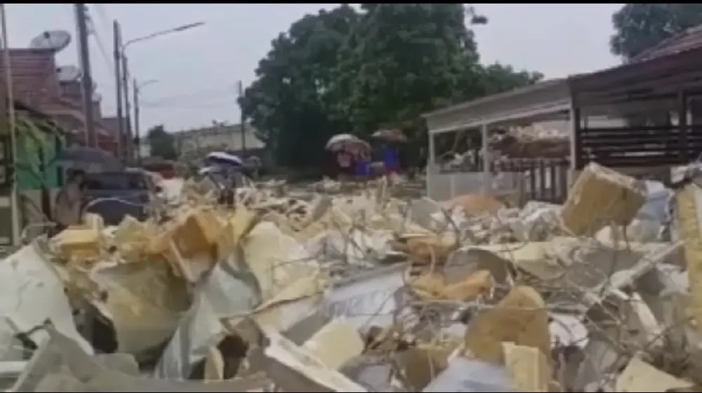 ฝนถล่มบ่อวินซัดกำแพงโรงงานพัง ขยะโฟมทะลักเกลื่อนหมู่บ้าน