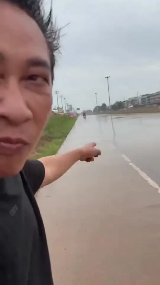 "เปิ้ล นาคร" โพสต์คลิปเตือนสติ มอเตอร์ไซค์ย้อนศรพุ่งชน 