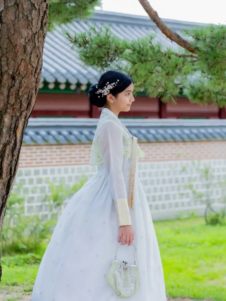 "น้องมะลิ"  ลูกสาวแม่โบว์  สวมชุดฮันบก โตเป็นสาวสวยละมุนมาก