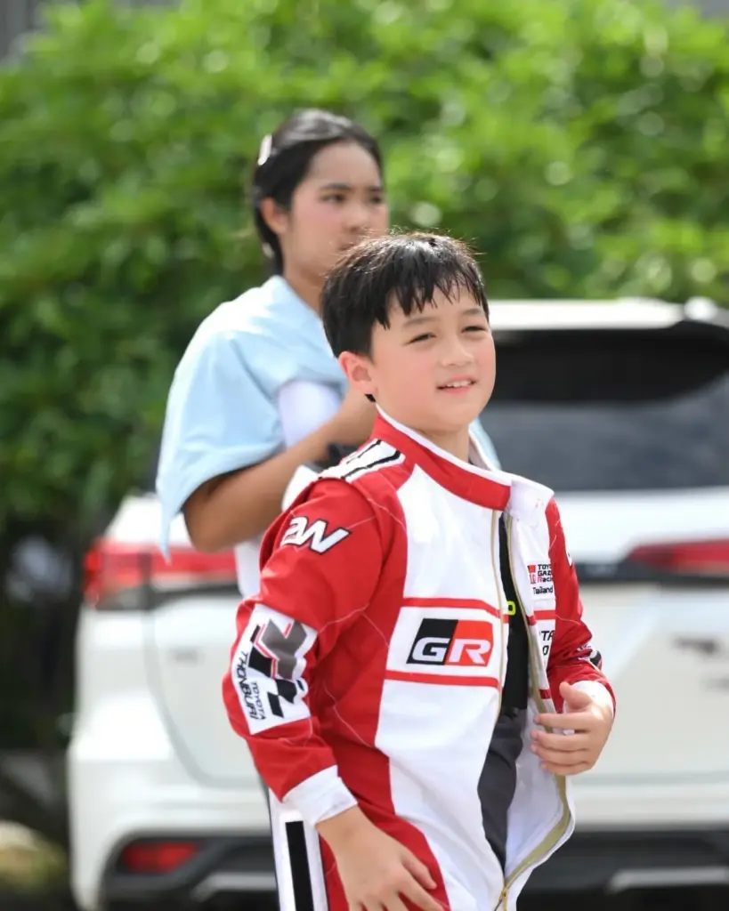 ลูกชาย แม่ชมพู่ ซิ่งโกคาร์ทแซงโค้งสุดท้าย คว้าถ้วยชนะเลิศ