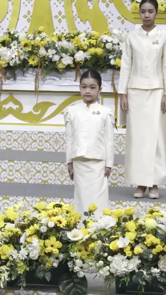 "น้องวีจิ" ในวัย 7 ขวบ ร่วมถวายพระพร มารยาทงามสมเป็นลูกพ่อหนุ่ม 