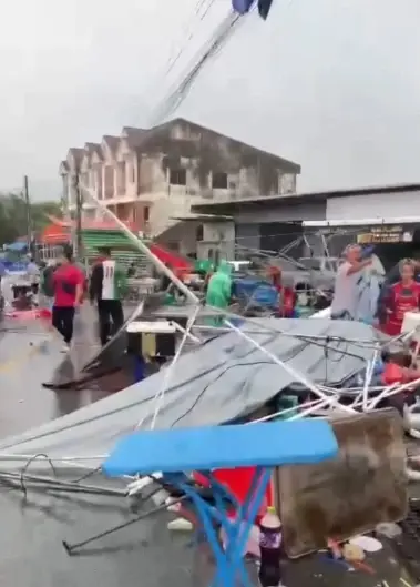 วินาทีระทึก! พายุหมุนพัดถล่มตลาดกระบี่ แผงแม่ค้าปลิวว่อนพังราบ