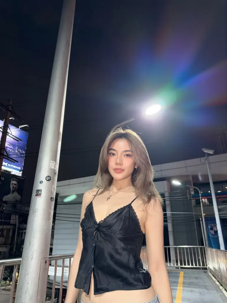 "เลดี้ปราง" เปิดโหมดแซ่บ ถ่ายแฟลชกลางสะพานลอย ลุคนี้สวยแพงมาก