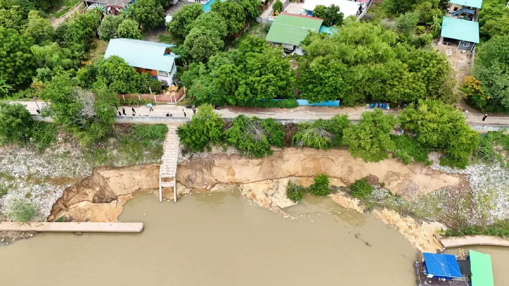 กรมโยธาฯ ส่งทีมลงพื้นที่อ่างทอง แก้ไขเหตุเขื่อนป้องกันตลิ่งวัดไชยสงครามทรุด