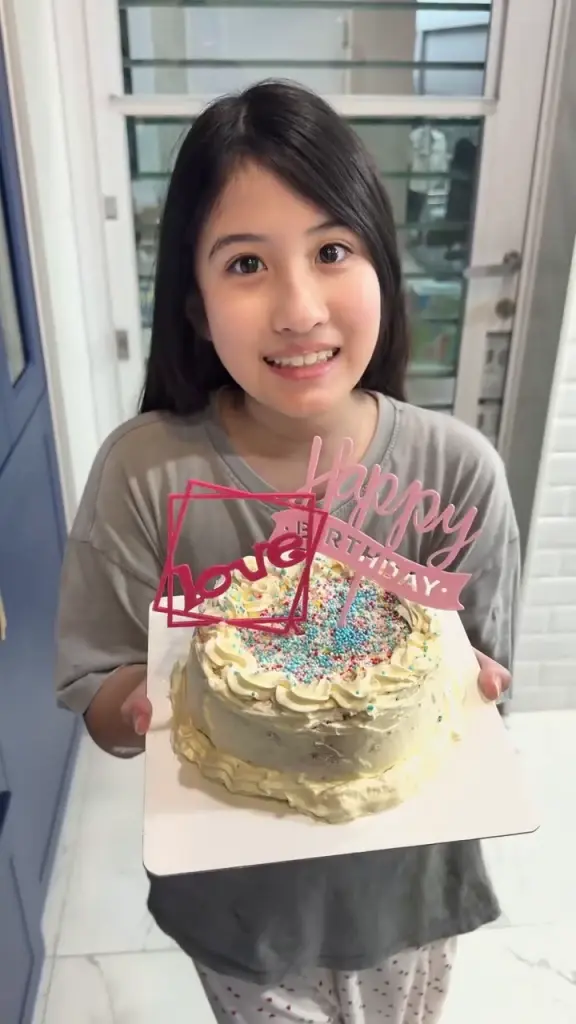 โมเมนต์ชวนยิ้ม ลูกสาวโชว์ฝีมือทำเค้กเซอร์ไพรส์ พ่อหนุ่ม กรรชัย