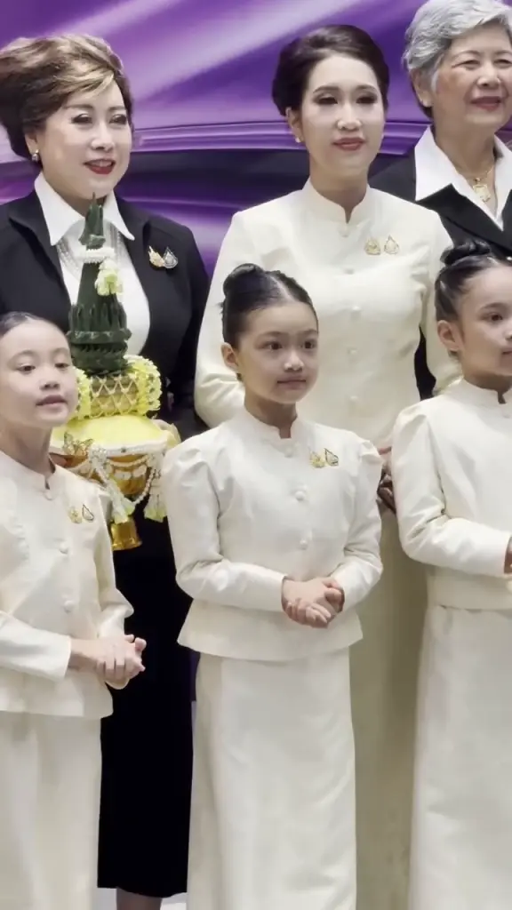"น้องวีจิ" ในวัย 7 ขวบ ร่วมถวายพระพร มารยาทงามสมเป็นลูกพ่อหนุ่ม 