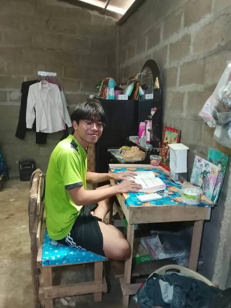 หนุ่มนิสิตเภสัชฯ ปี 3 ชีวิตสุดลำบาก อาศัยวัดนอน สู้จนได้เรียน