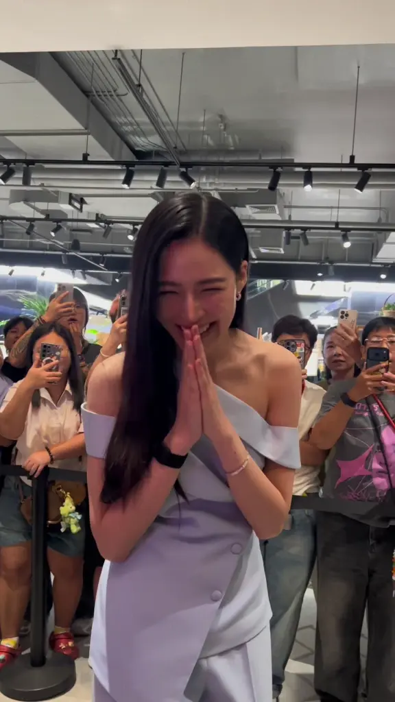 โมเมนต์นี้ใจฟู! "แต้ว ณฐพร"  โชว์ป้ายไฟเซอร์ไพรส์นางเอกรุ่นน้อง