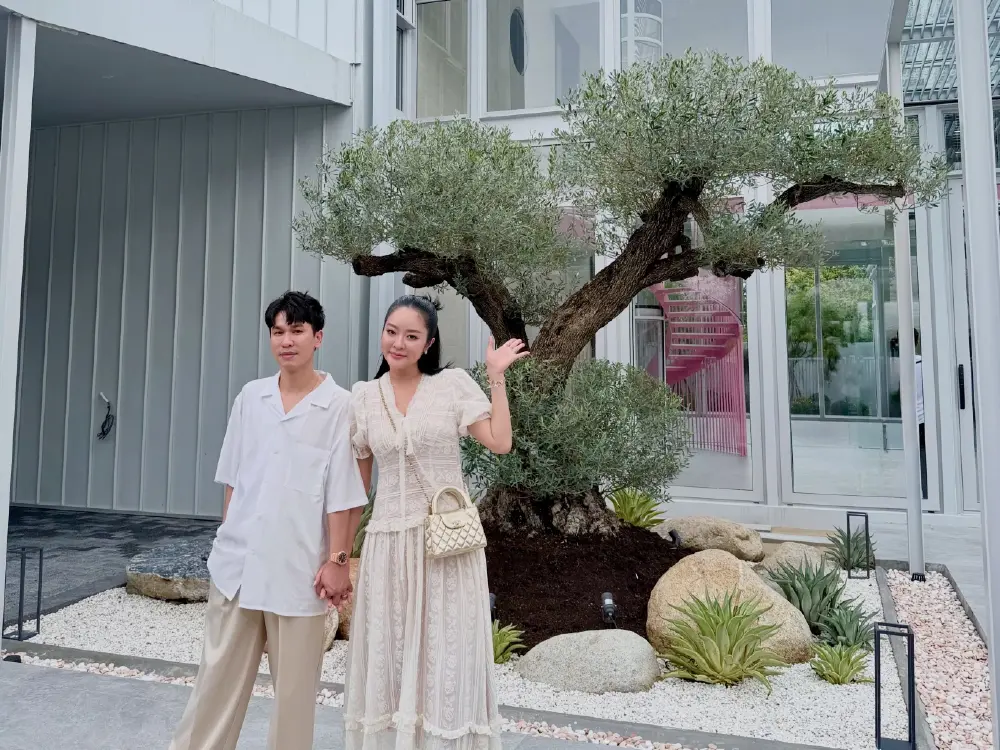 สร้างจากน้ำพักน้ำแรง! "แก้มบุ๋ม-พีท" เผยโฉมบ้านสองชั้นหลังงาม