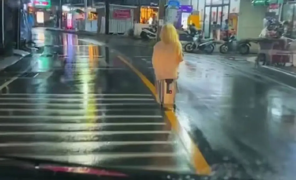 หวาดเสียว! สาวต่างชาติขี่กระเป๋าไฟฟ้าลุยฝนกลางถนนป่าตอง