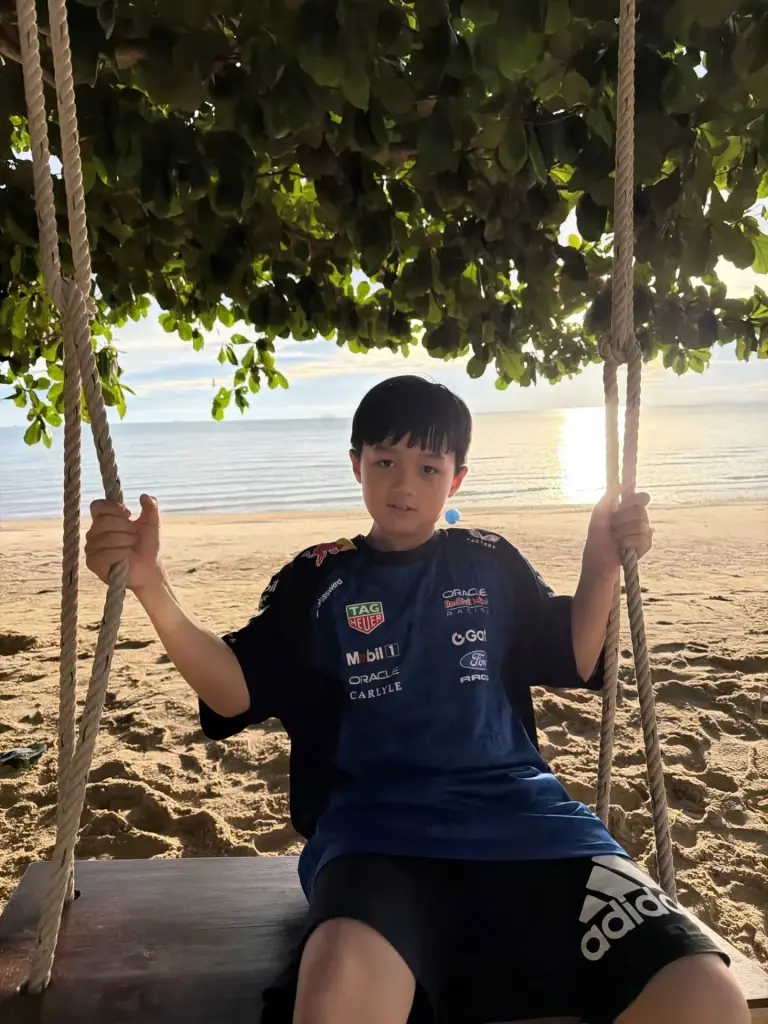 "น้องเกล" นำทีมพี่ๆ เล่นน้ำทะเลฉ่ำ "แม่ชม" เผยโมเมนต์น่ารัก