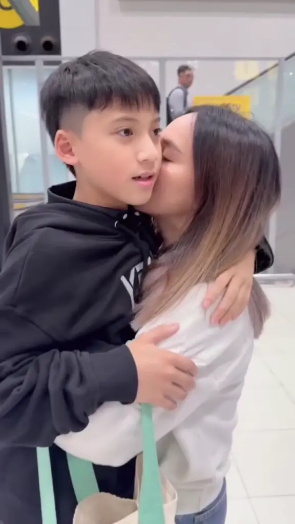 น้ำตาซึม! "นานา ไรบีนา" ส่งลูก  เดินทางตามฝันที่ต่างประเทศ 