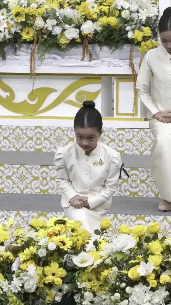 "น้องวีจิ" ในวัย 7 ขวบ ร่วมถวายพระพร มารยาทงามสมเป็นลูกพ่อหนุ่ม 