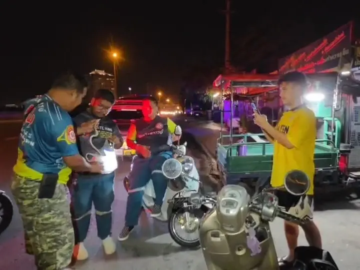 ส่องเลขทะเบียน ลูกงูเหลือมเลื้อยซุกจยย. เจ้าของรถเชื่อมาให้โชค