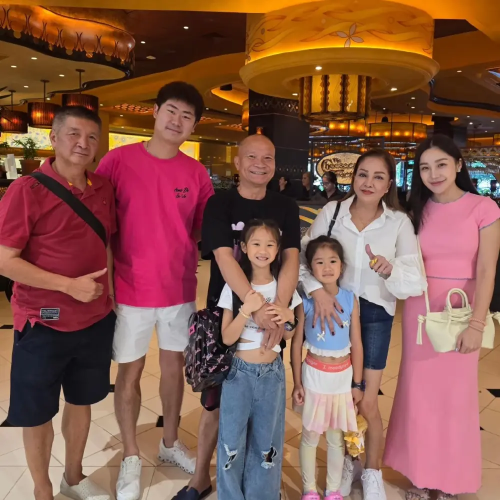 "เอ็ม บุษราคัม" อวดรถหรูสามีเปย์รับ-ส่งลูก   แห่ส่องเลขทะเบียน 