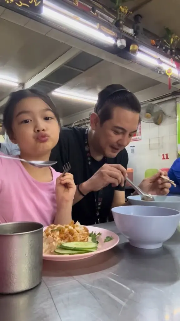 "น้องวีจิ" ในวัย 7 ขวบ ร่วมถวายพระพร มารยาทงามสมเป็นลูกพ่อหนุ่ม 