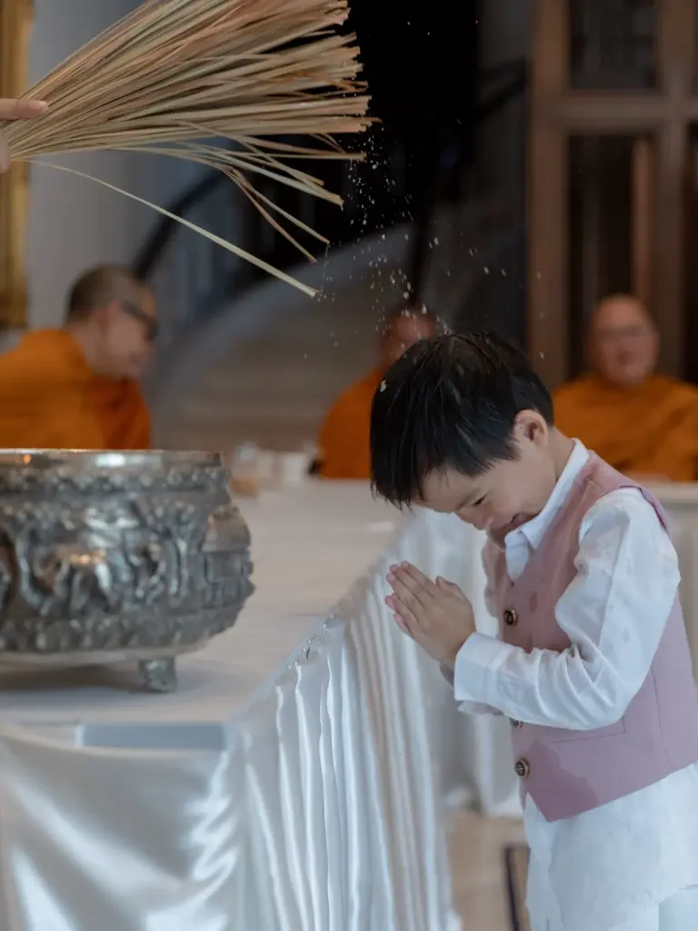 โมเมนต์ทัชใจ! "กรณ์-ศรีริต้า" ทำบุญระลึกถึงคุณหญิงพรทิพย์ 
