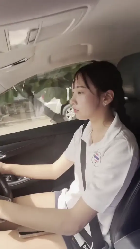 ปลื้มใจสุดๆ " ลูกสาว "ตุ๊ก ชนกวนันท์" วัย 18 ขับรถส่งแม่ทำงาน 