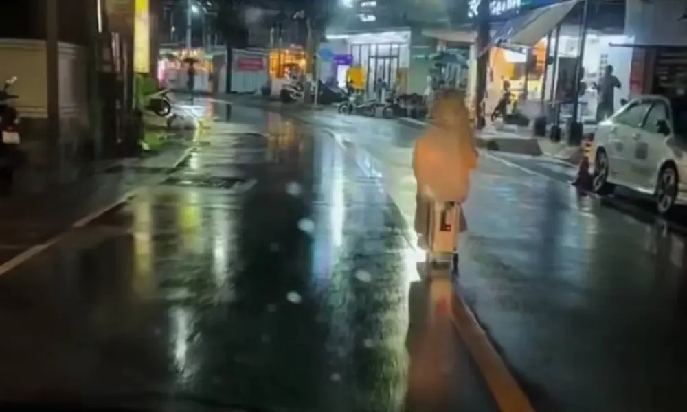 หวาดเสียว! สาวต่างชาติขี่กระเป๋าไฟฟ้าลุยฝนกลางถนนป่าตอง