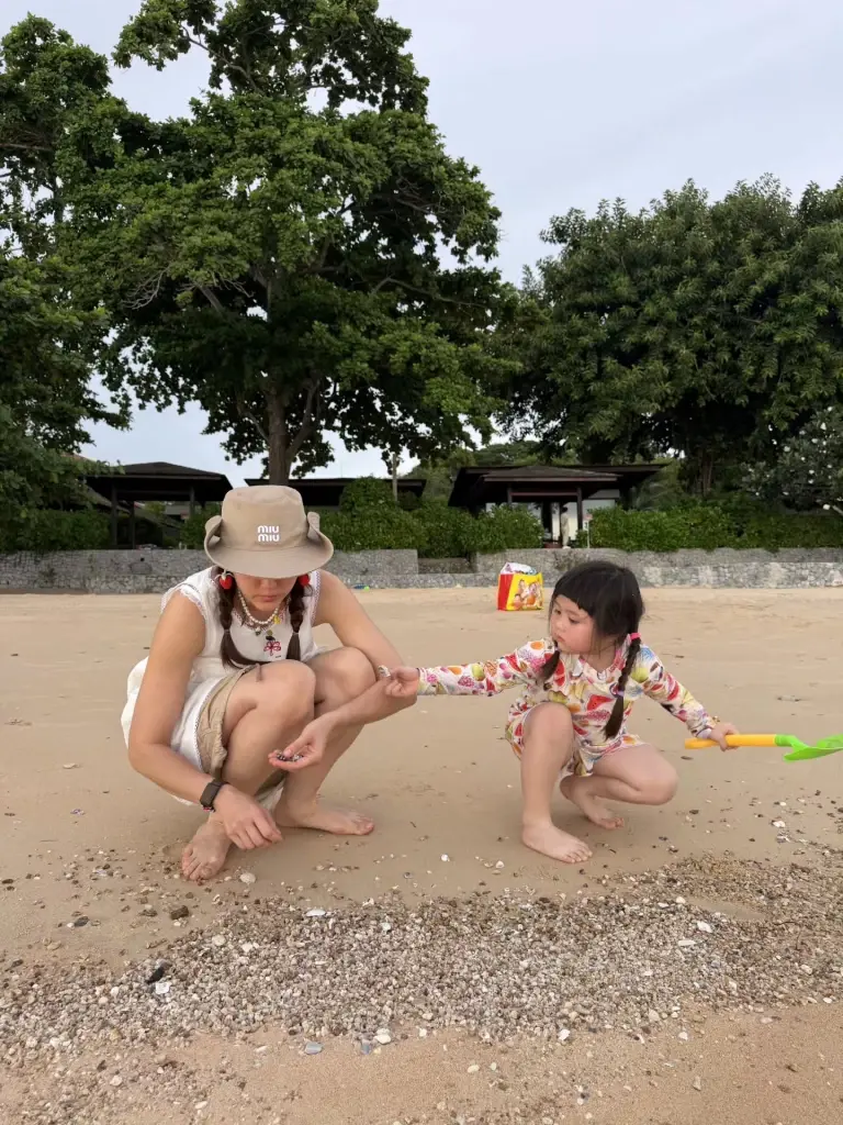 "น้องเกล" นำทีมพี่ๆ เล่นน้ำทะเลฉ่ำ "แม่ชม" เผยโมเมนต์น่ารัก