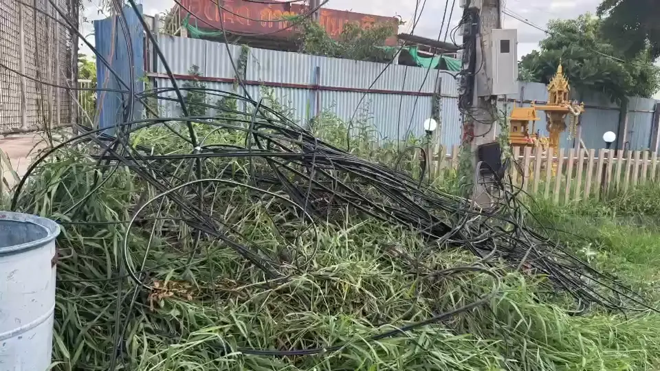 ชาวบ้านโวยสายสื่อสารตัดทิ้งกองขวางซอยโพสะ 25 ผวาไฟฟ้ารั่ว