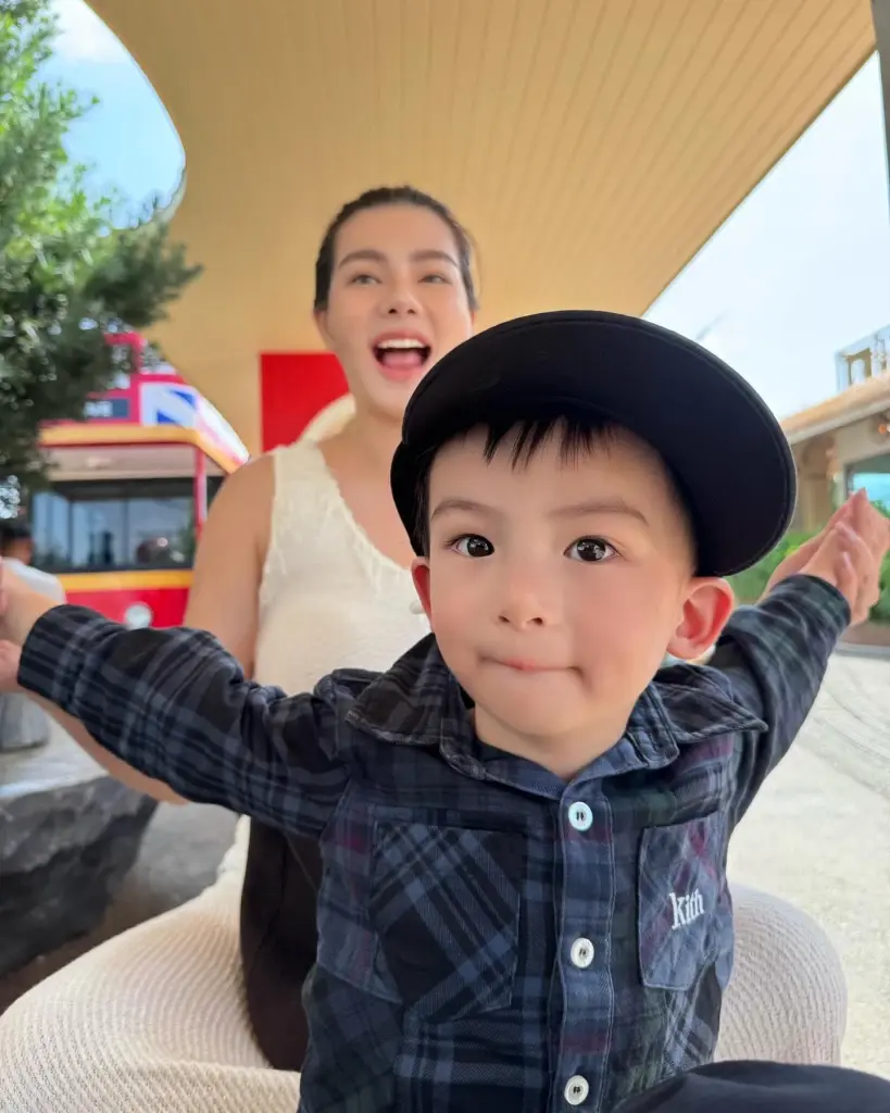 ส่องภาพล่าสุด  ลูกชาย "ดิว อริสรา" อัปเดตลุคใหม่ หล่อออร่าพุ่ง 